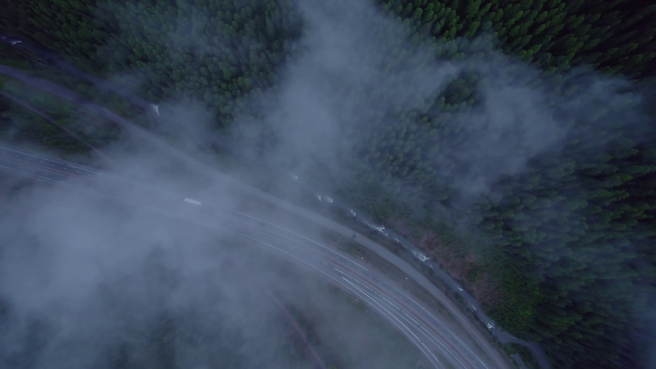 在山区的雨天，汽车和卡车在高速公路上行驶。视频素材