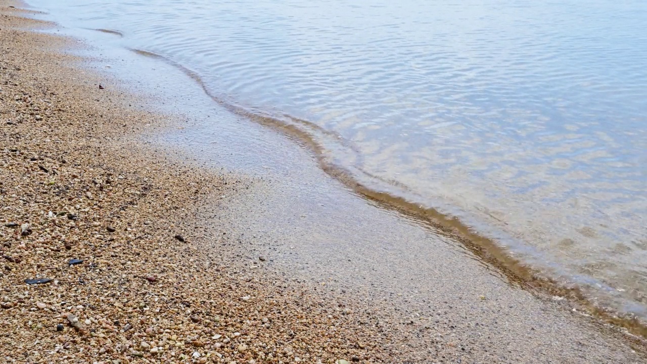 沙滩上有蓝色的海洋和海浪。视频素材