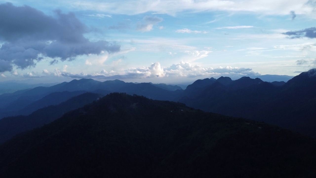 清晨热带山脉上雾海的鸟瞰图。泰国的层峦叠嶂。动态的自然景观背景。视频素材