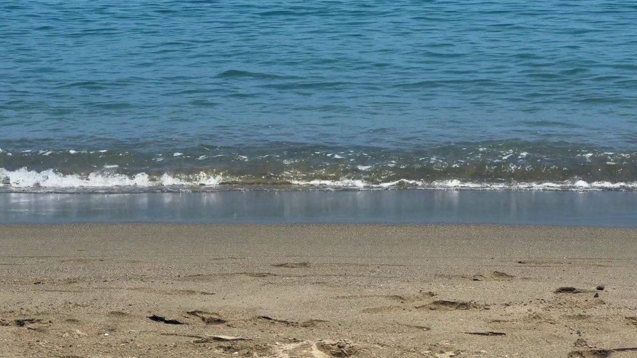 地中海的海浪拍打着海滩视频素材