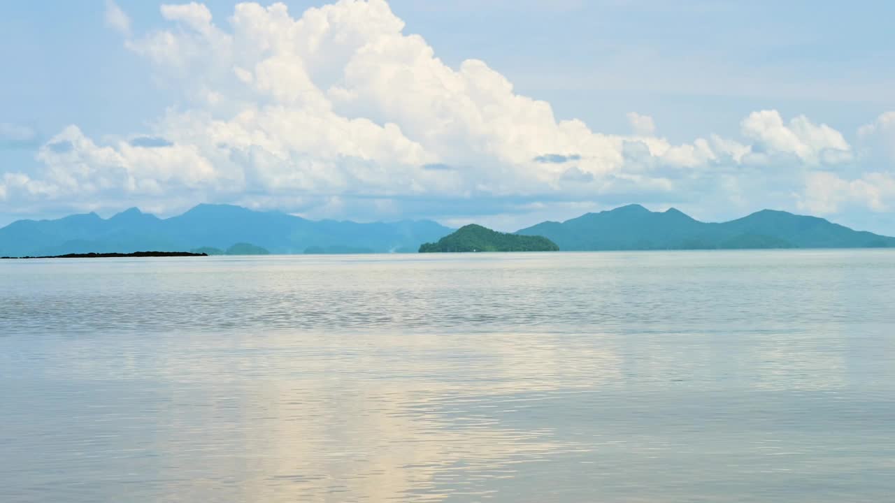 沙滩上有蓝色的海洋和海浪。视频素材