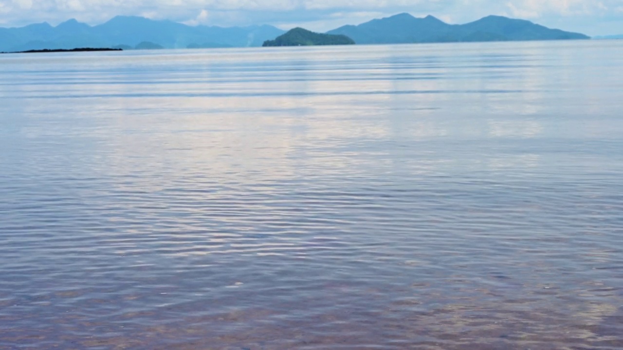 沙滩上有蓝色的海洋和海浪。视频素材