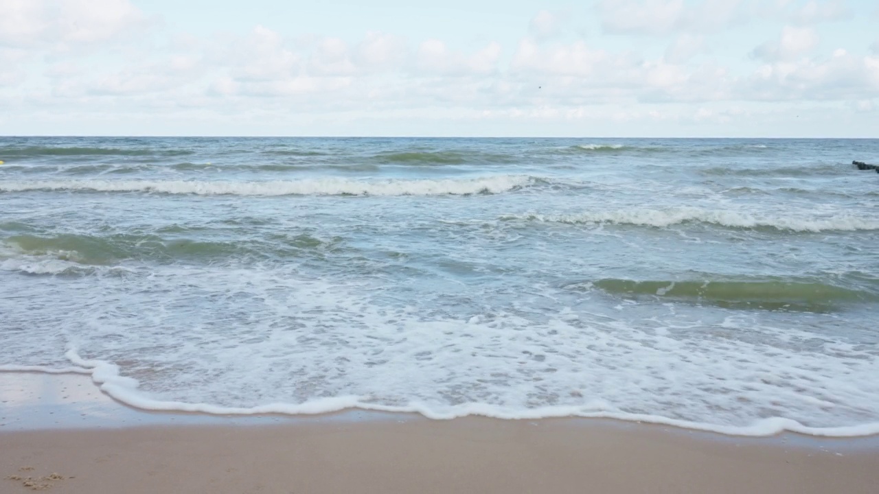 波罗的海海边有波浪和美丽的多云天空视频素材