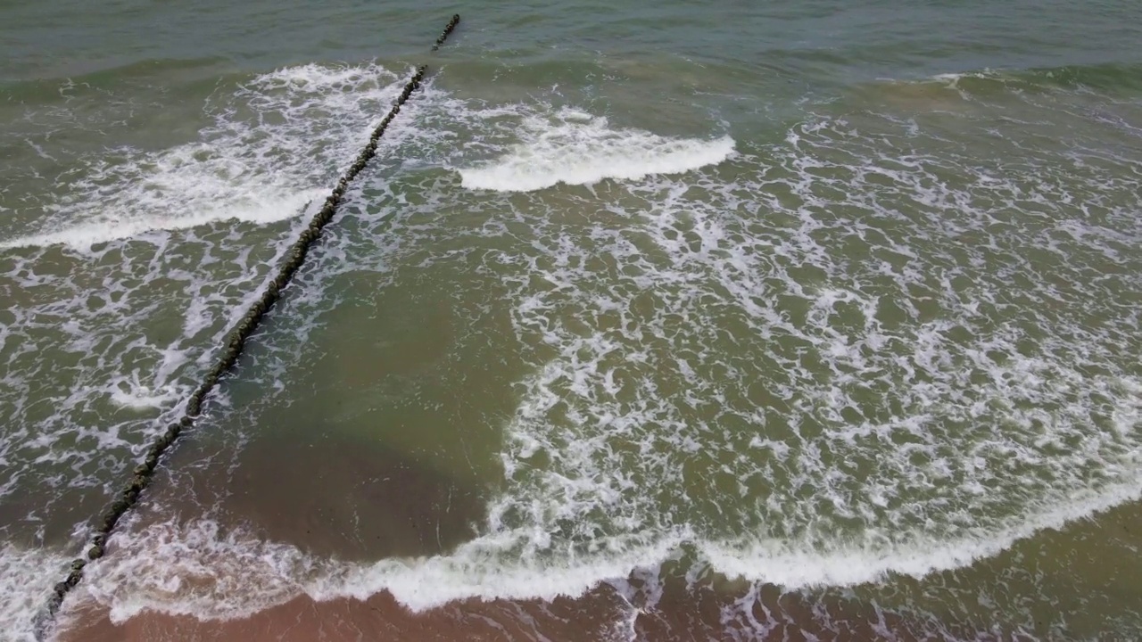 海浪和沙滩的海洋景观鸟瞰图视频素材