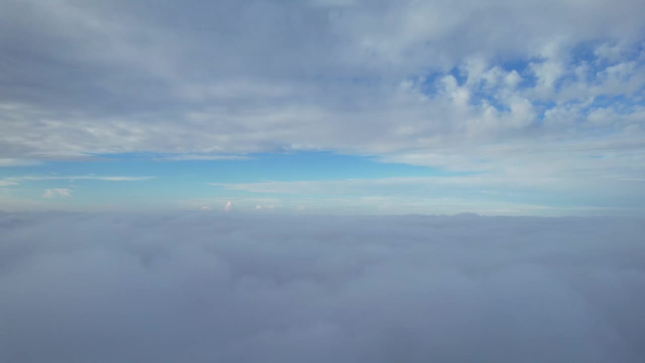 快速移动的晨景，云层之上的英国城镇视频素材