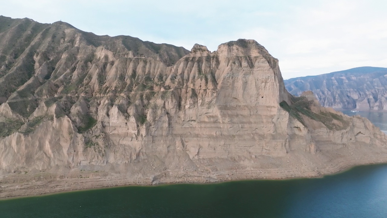 蓝色湖泊和山脉的鸟瞰图视频素材