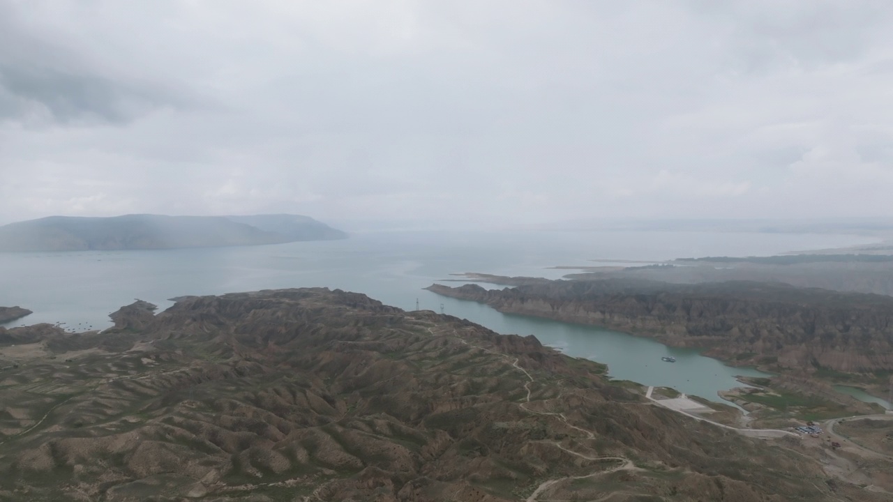 雨中的山丘和湖泊视频素材