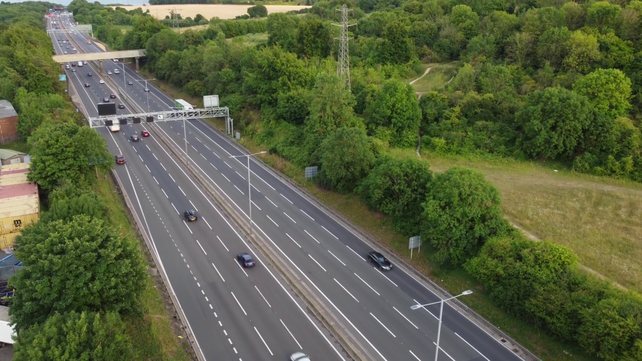 英国高速公路繁忙时的鸟瞰图视频素材