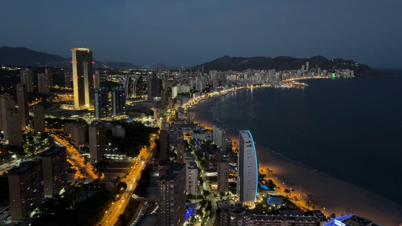 西班牙阿利坎特贝尼多姆天际线全景夜景。视频素材