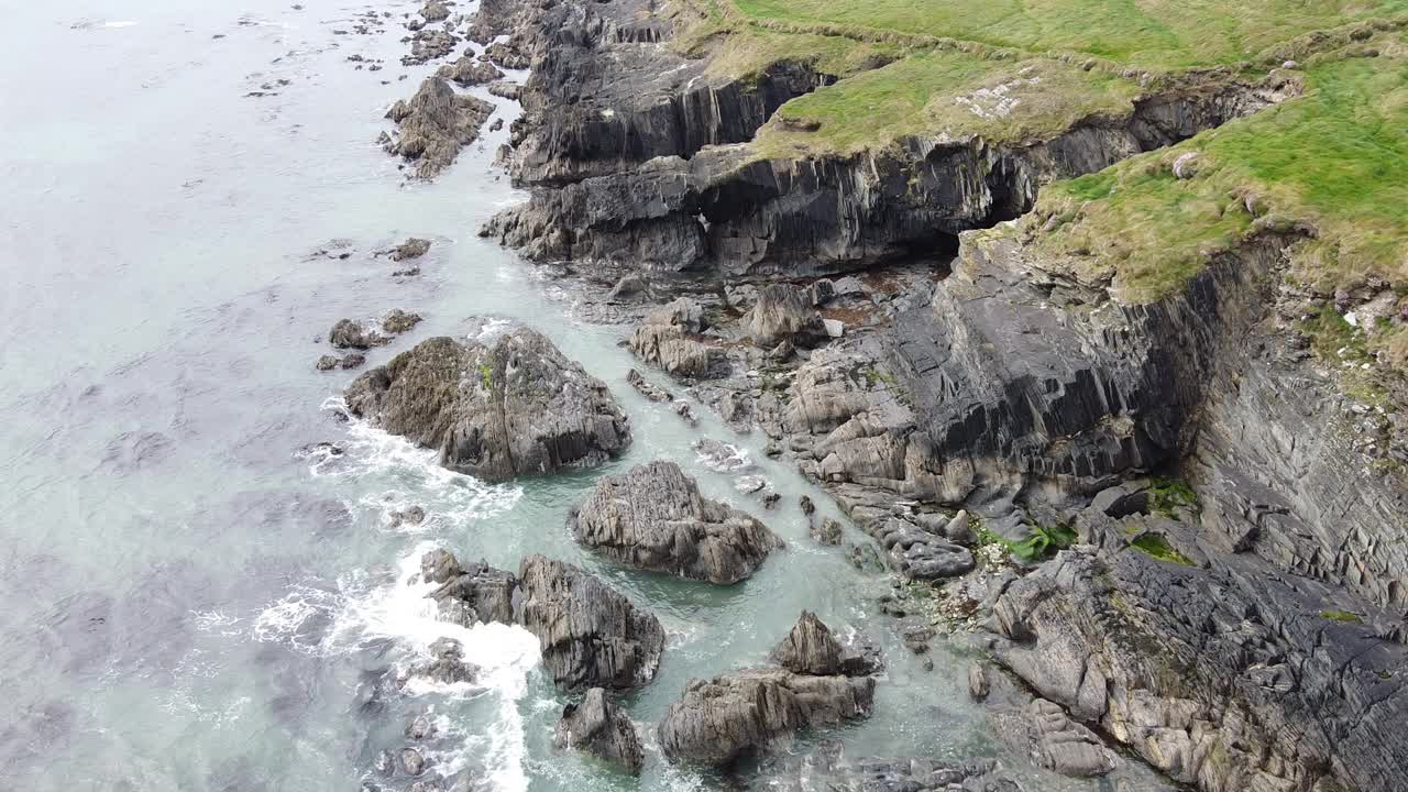 海浪在岩石上翻滚。海泡石。风景如画的海滨。视频素材