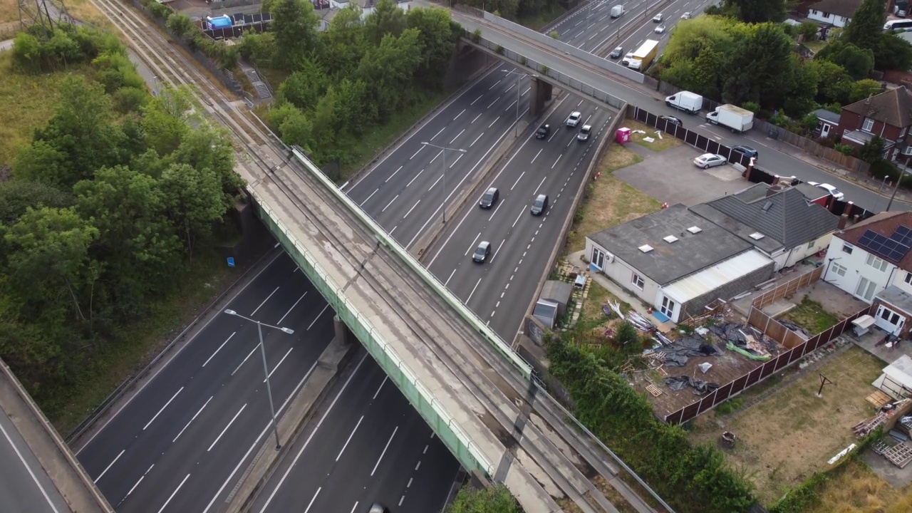 英国高速公路繁忙时的鸟瞰图视频素材