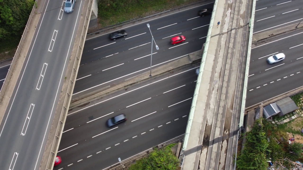 英国高速公路繁忙时的鸟瞰图视频素材