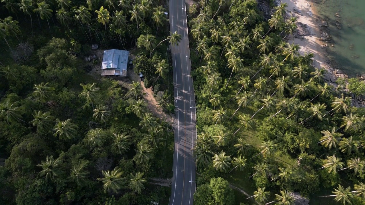 Nakhon Si Thammarat的Khanom区美丽的海岸线公路鸟瞰图视频素材