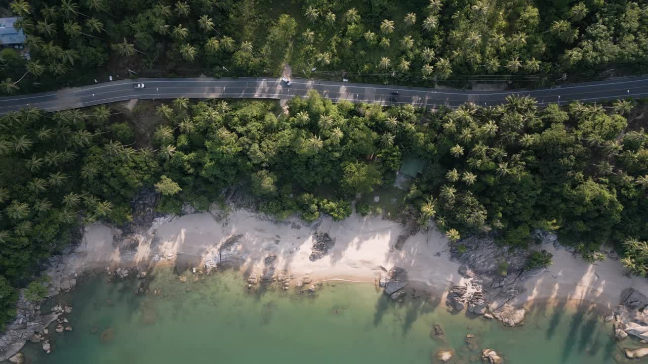 Nakhon Si Thammarat的Khanom区美丽的海岸线公路鸟瞰图视频素材