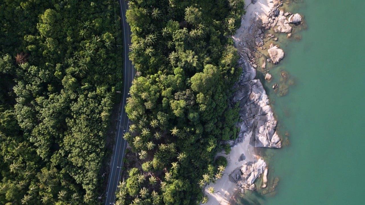 Nakhon Si Thammarat的Khanom区美丽的海岸线公路鸟瞰图视频素材