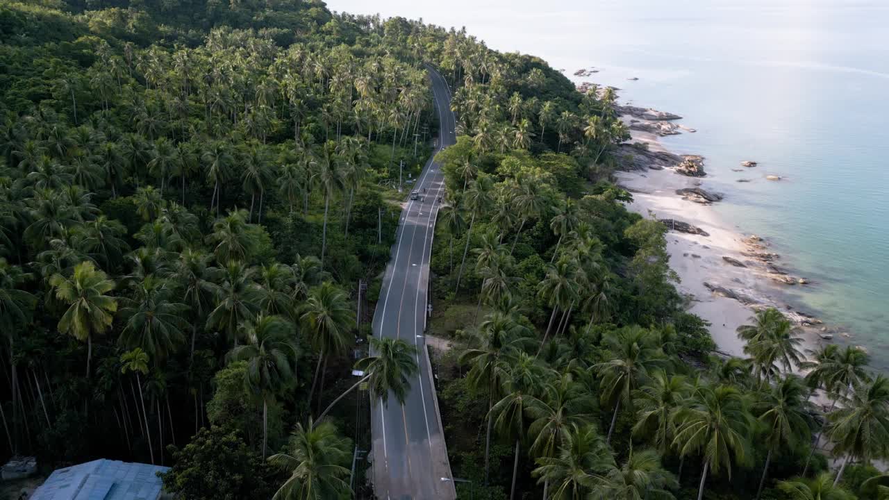 Nakhon Si Thammarat的Khanom区美丽的海岸线公路鸟瞰图视频素材