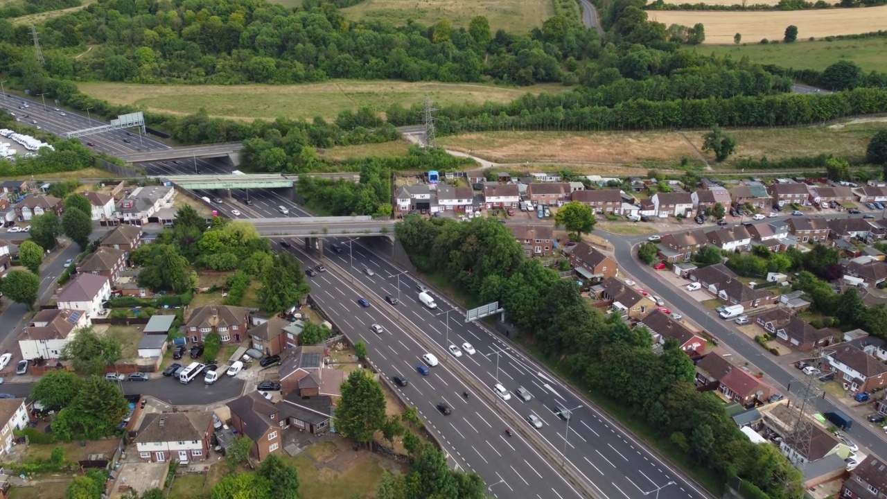 英国高速公路繁忙时的鸟瞰图视频素材