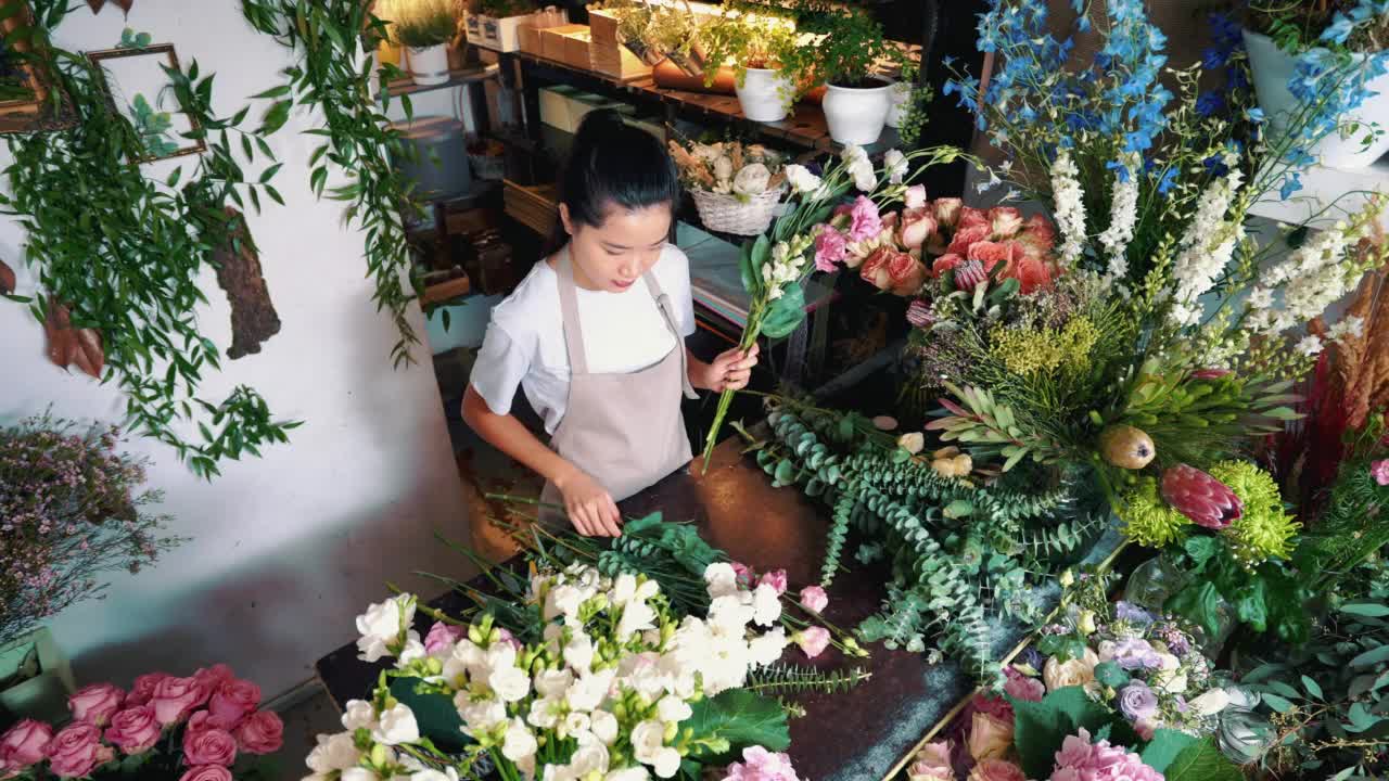 花店老板喜欢为她的小生意工作。视频素材