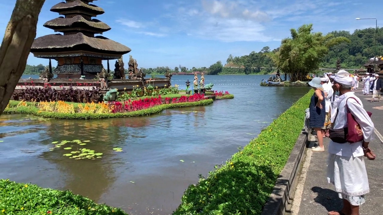 巴厘岛神庙，乌伦达努指寺庙(Bedugul)视频素材