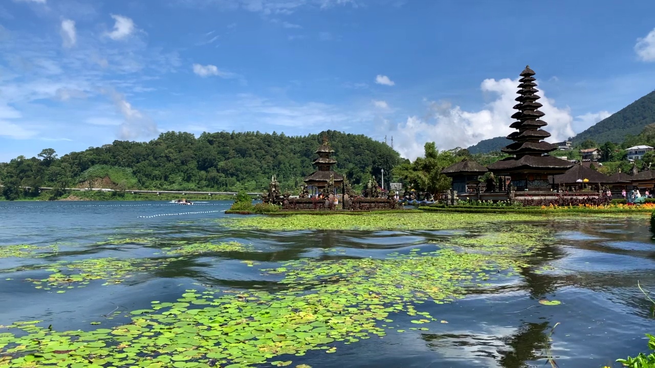 巴厘岛神庙，乌伦达努指寺庙(Bedugul)视频素材