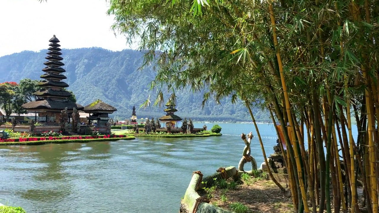 巴厘岛神庙，乌伦达努指寺庙(Bedugul)视频素材