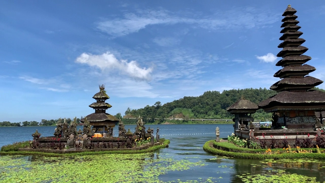 巴厘岛神庙，乌伦达努指寺庙(Bedugul)视频素材