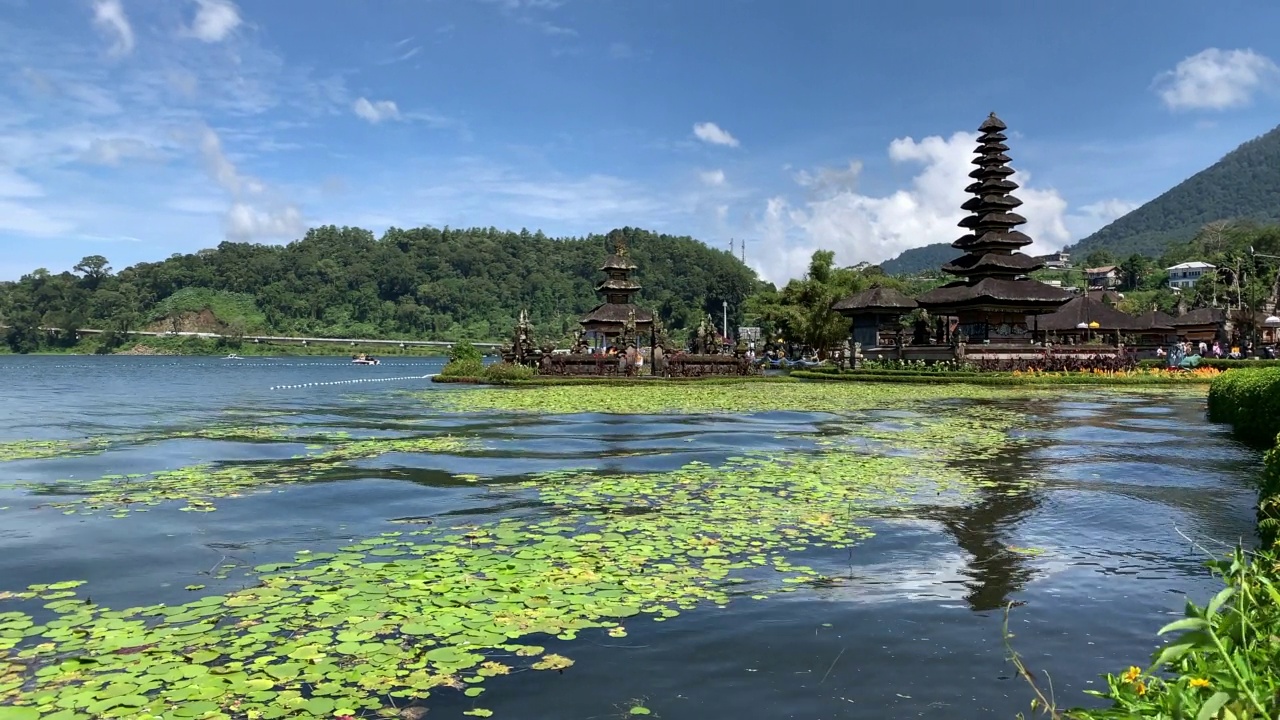 巴厘岛神庙，乌伦达努指寺庙(Bedugul)视频素材