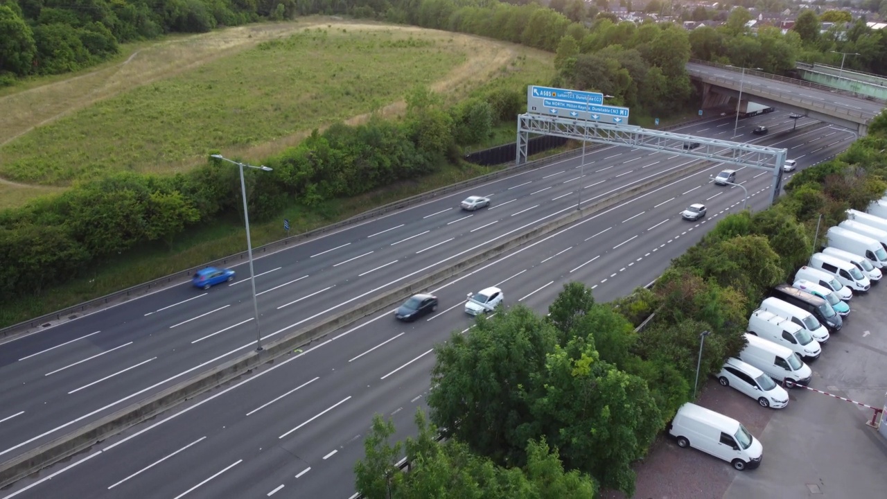 英国高速公路繁忙时的鸟瞰图视频素材