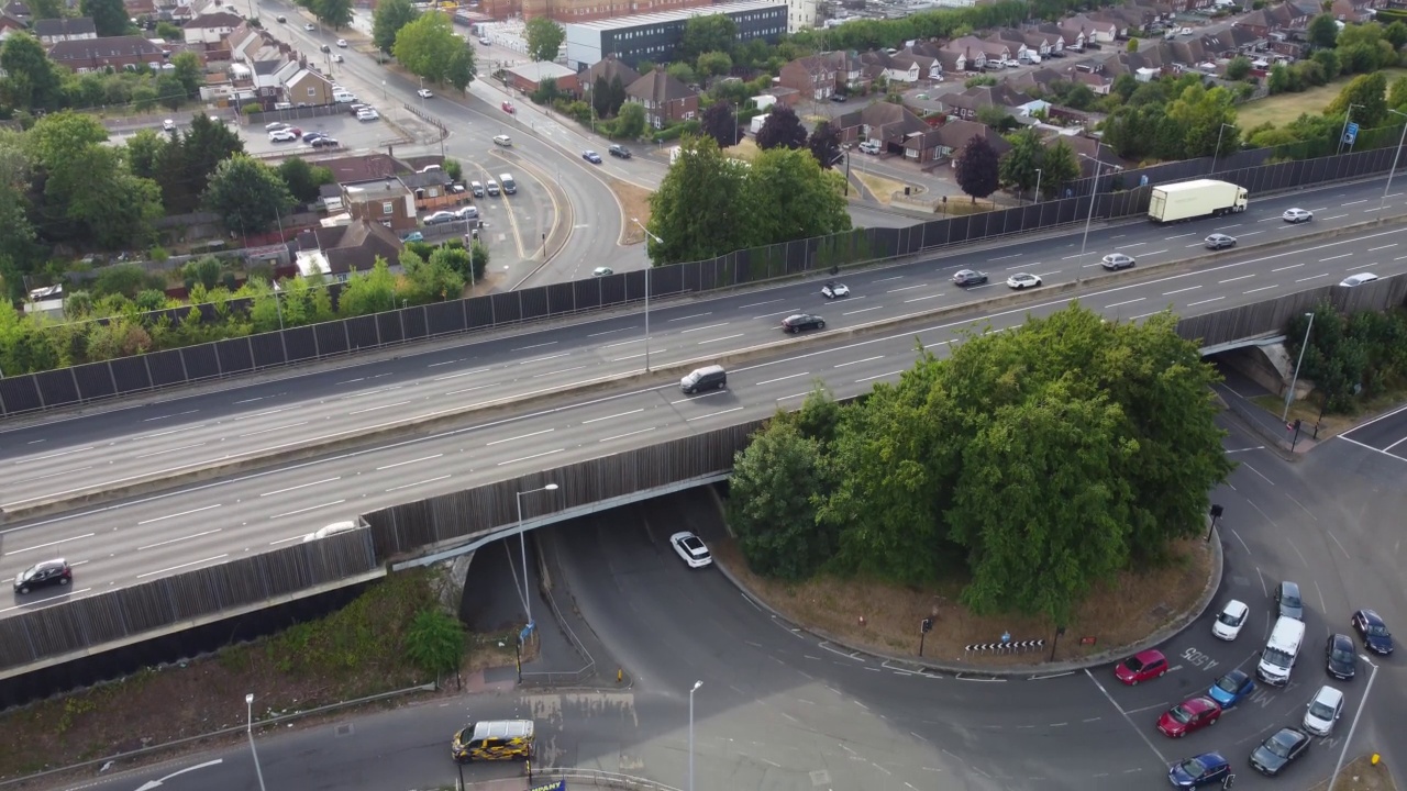 英国高速公路繁忙时的鸟瞰图视频素材