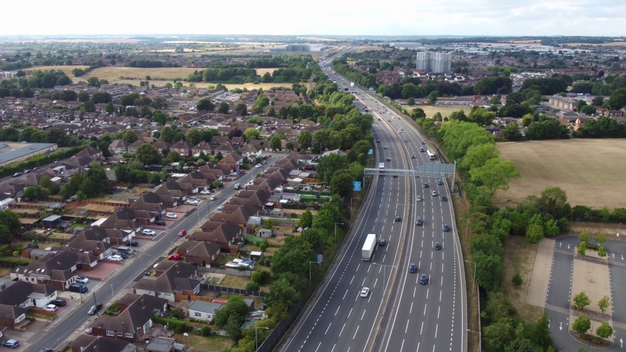 英国高速公路繁忙时的鸟瞰图视频素材