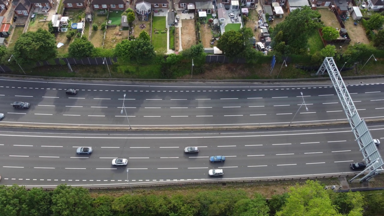 英国高速公路繁忙时的鸟瞰图视频素材