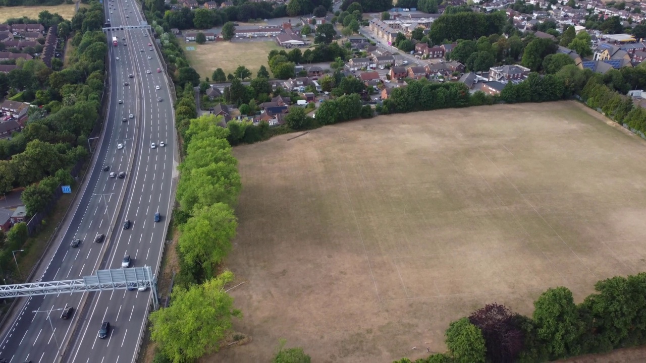 英国高速公路繁忙时的鸟瞰图视频素材