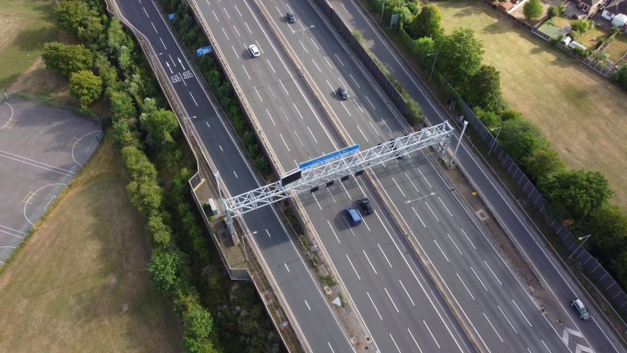 英国高速公路繁忙时的鸟瞰图视频素材