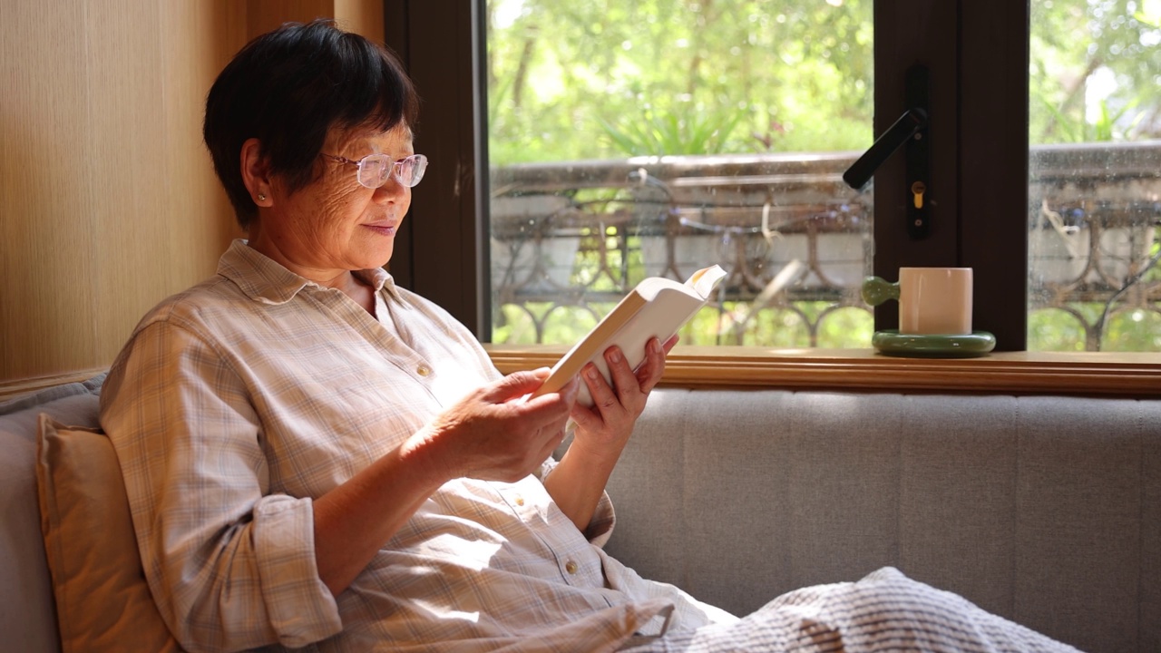 老年女性在家读书视频素材