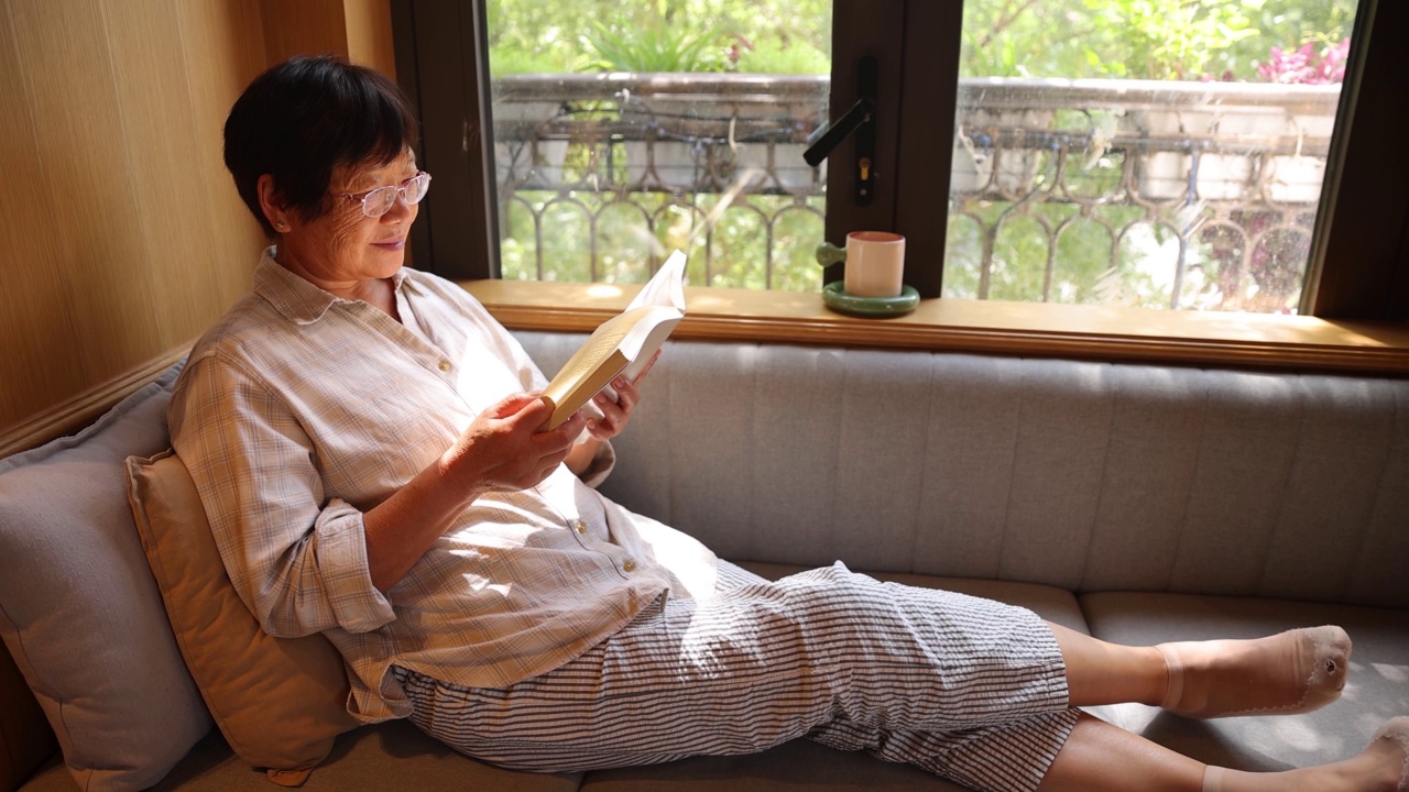 老年女性在家读书视频素材