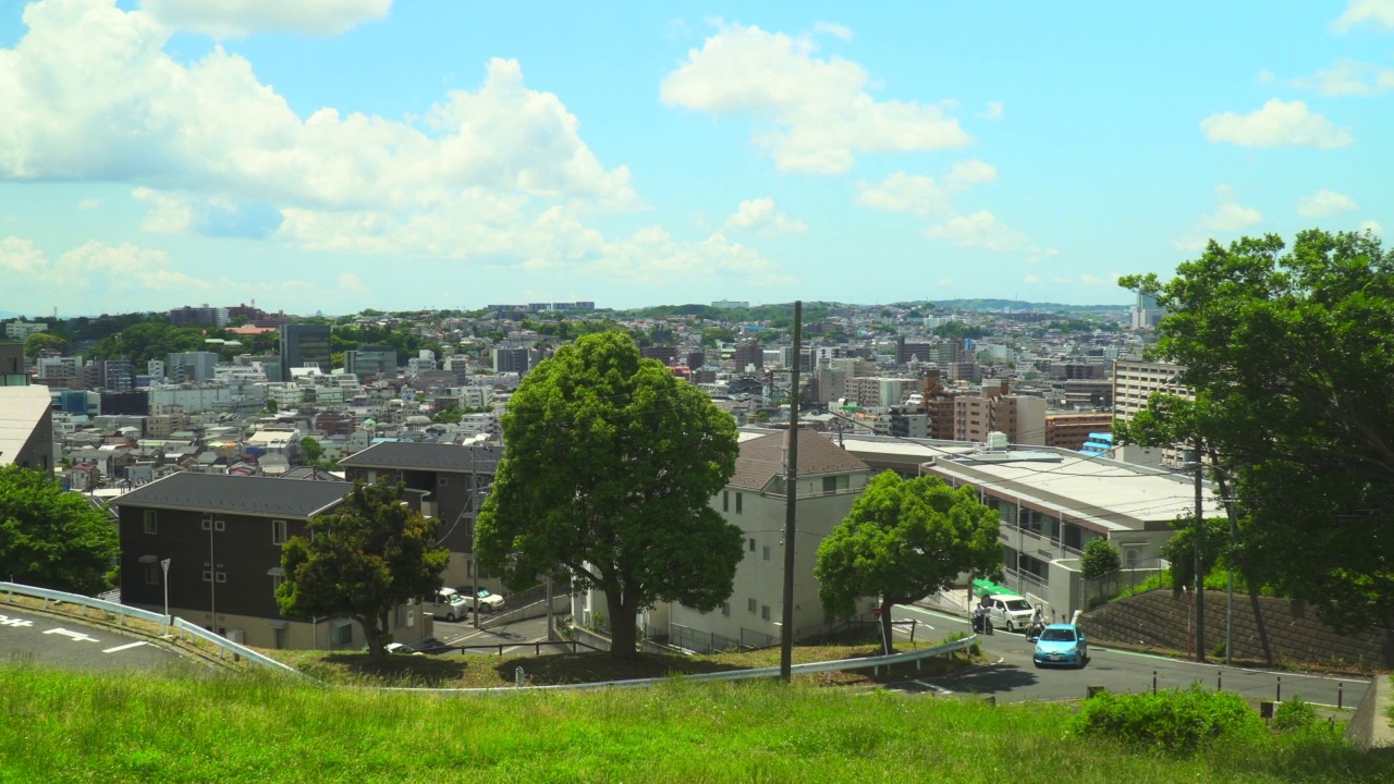 从山上高地上俯瞰这座城市视频素材