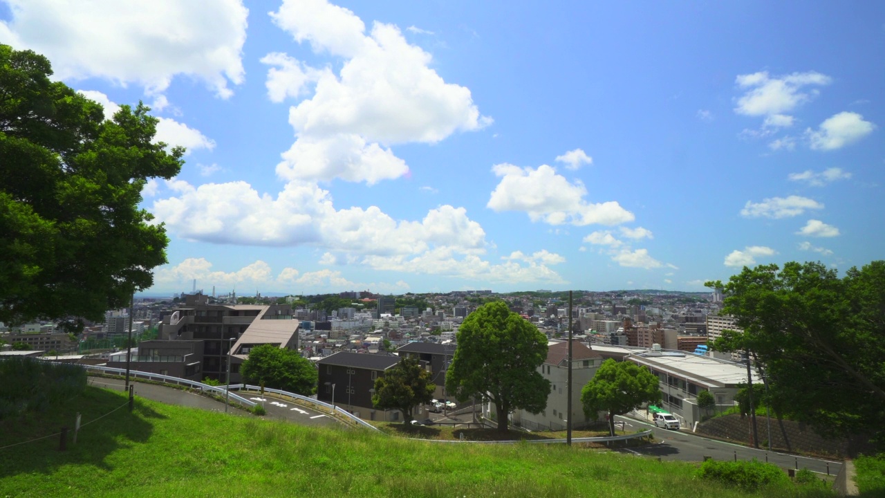 从山上高地上俯瞰这座城市视频素材