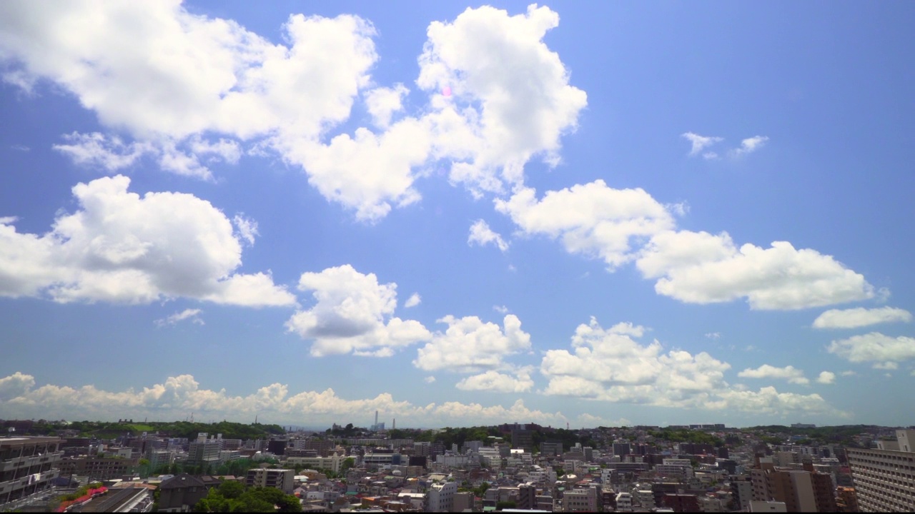 从山上高地上俯瞰这座城市视频素材