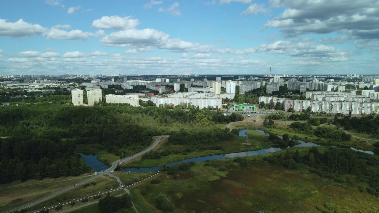 城市公园里蜿蜒的自行车道。黎明时分的城市公园。航空摄影。视频素材