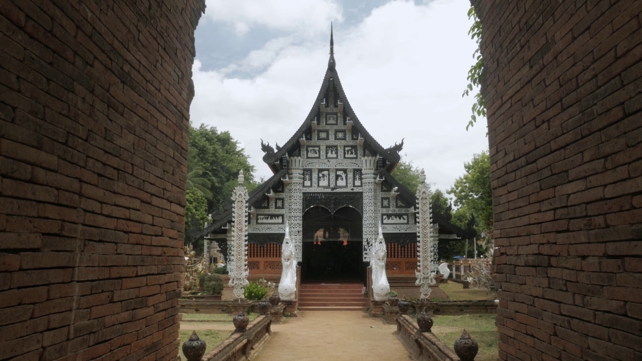 卧乐摩里寺是清迈著名的地标性建筑视频素材