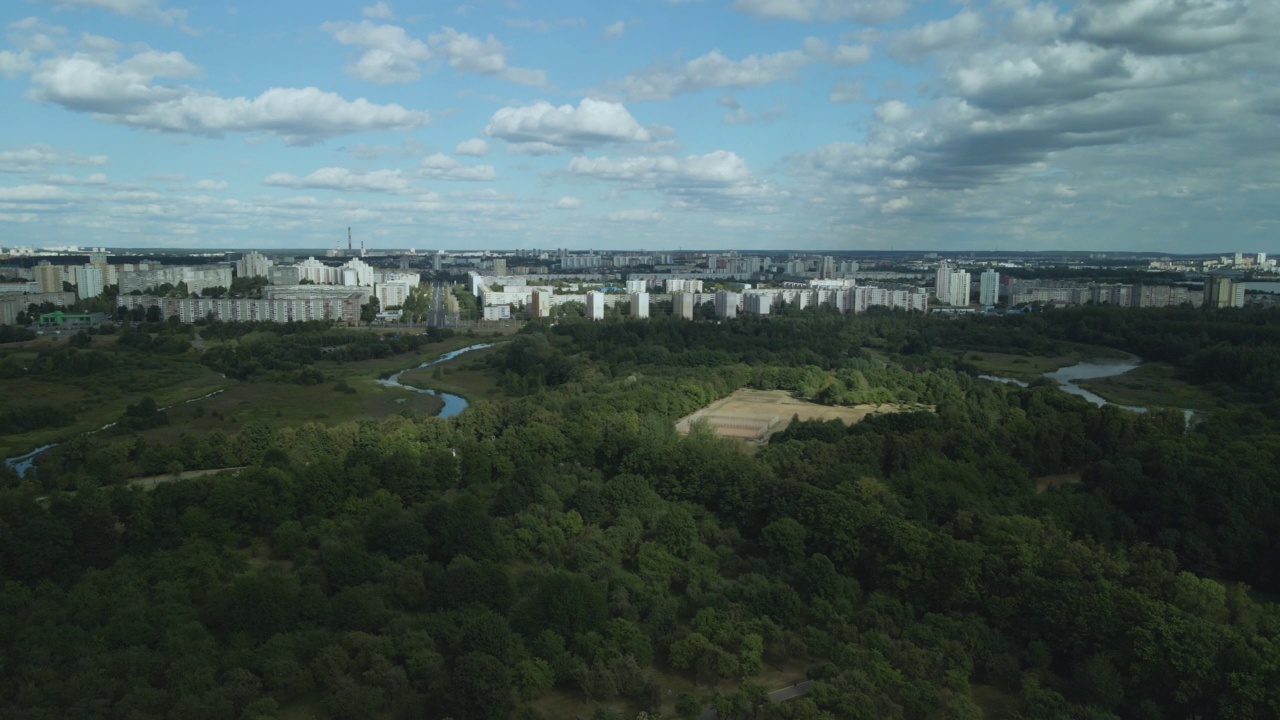 城市公园里蜿蜒的自行车道。黎明时分的城市公园。航空摄影。视频素材