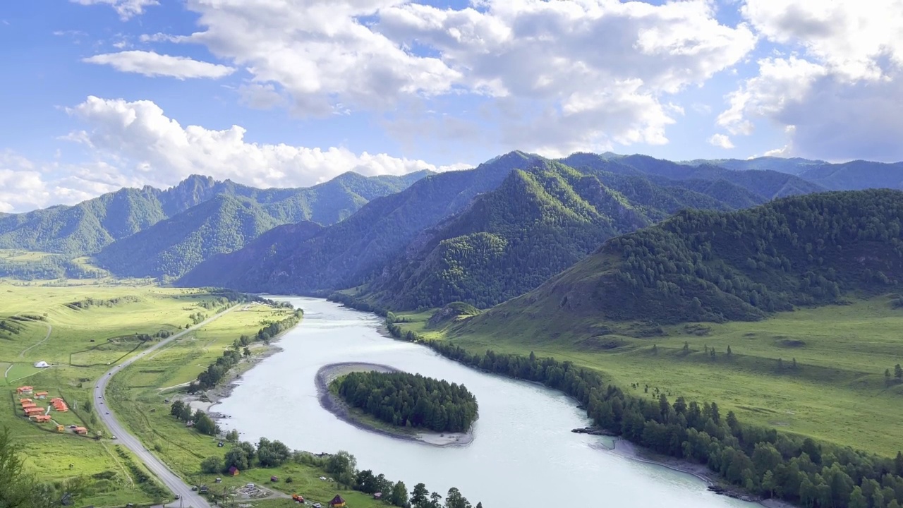 五彩缤纷的山景和卡顿河，还有一个小岛视频素材