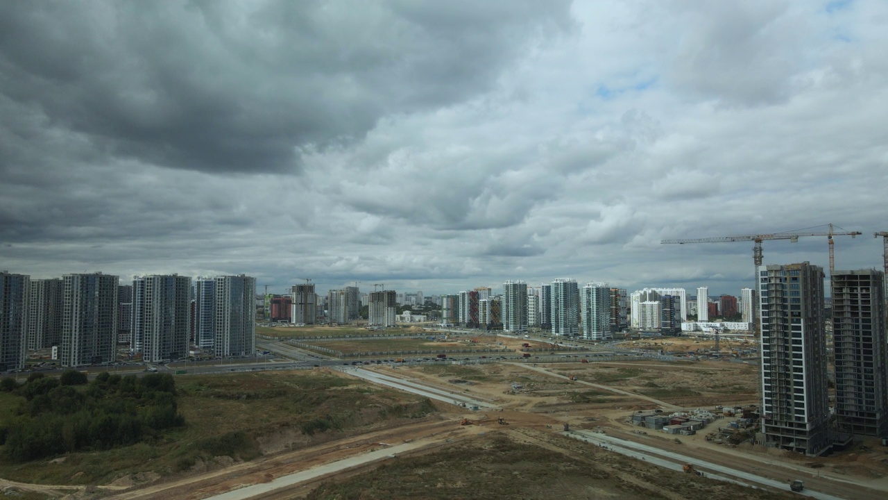 一个新的城市街区的建筑工地。多层建筑的建设。航空摄影。视频素材