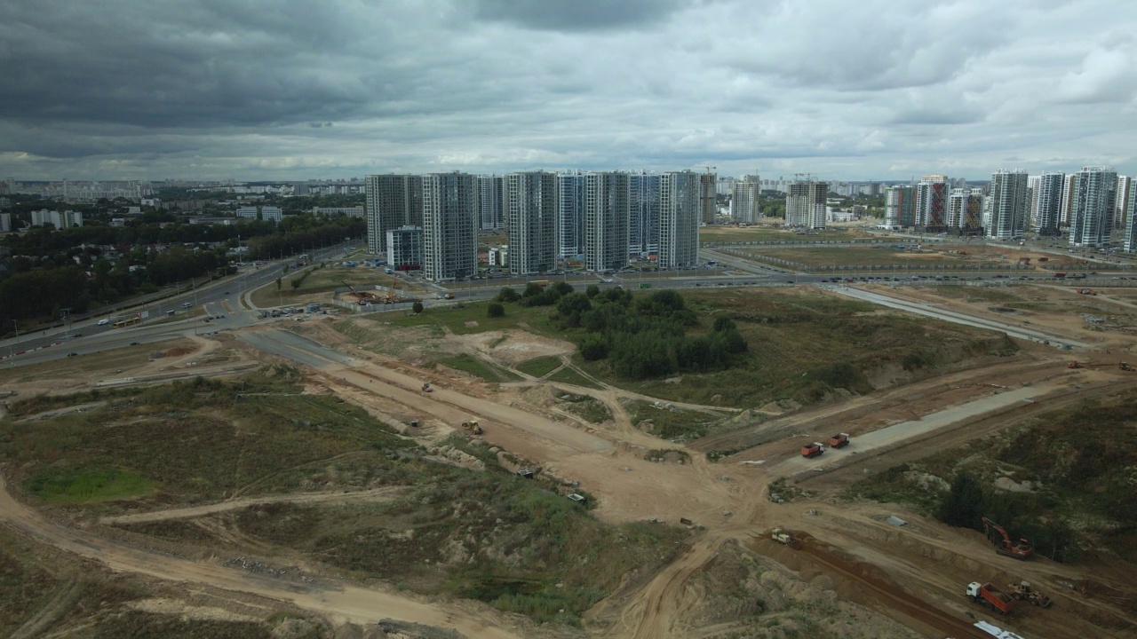 一个新的城市街区的建筑工地。多层建筑的建设。航空摄影。视频素材