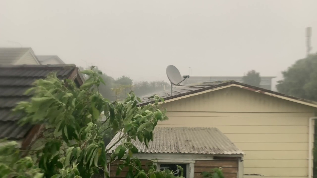 住宅屋顶上的雨水视频下载