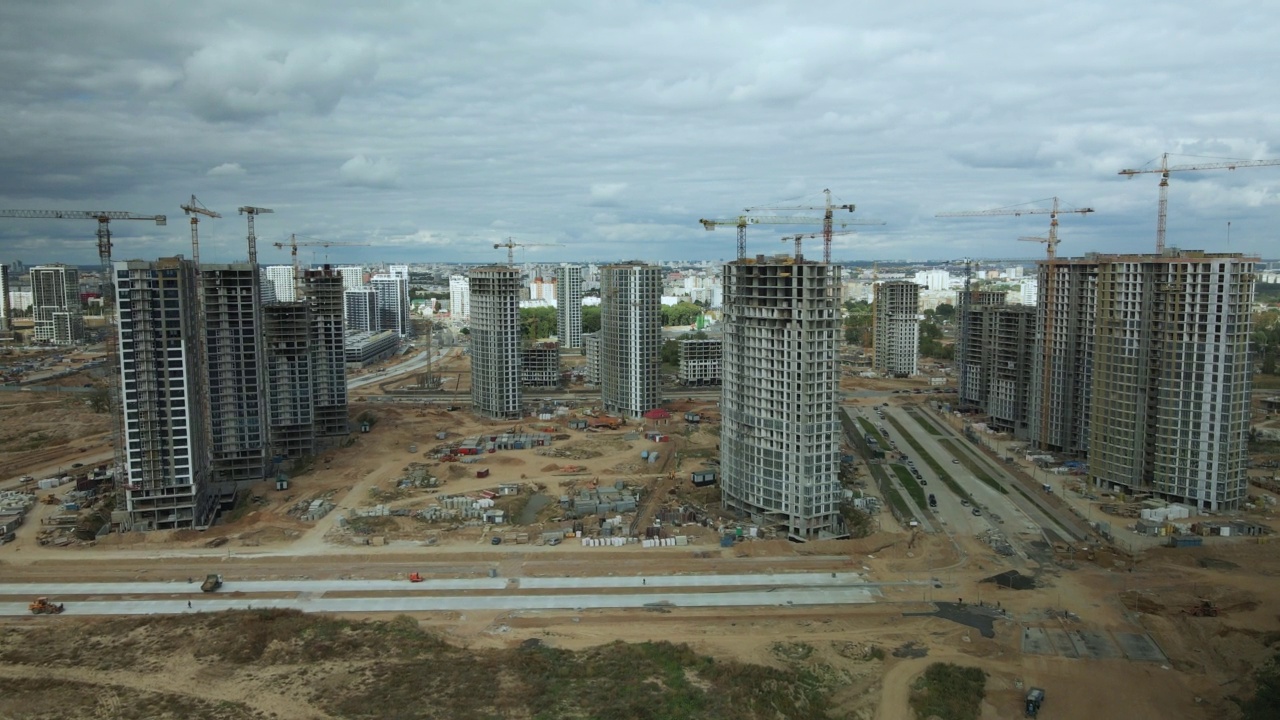 一个新的城市街区的建筑工地。多层建筑的建设。航空摄影。视频素材