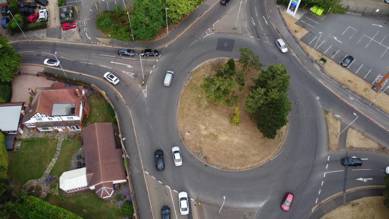 英国道路和高速公路在繁忙时间的鸟瞰图视频素材