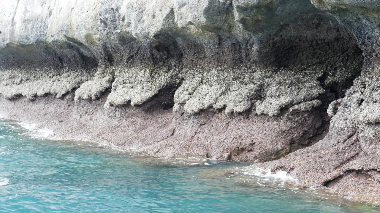 海岸边的悬崖，波涛汹涌视频素材