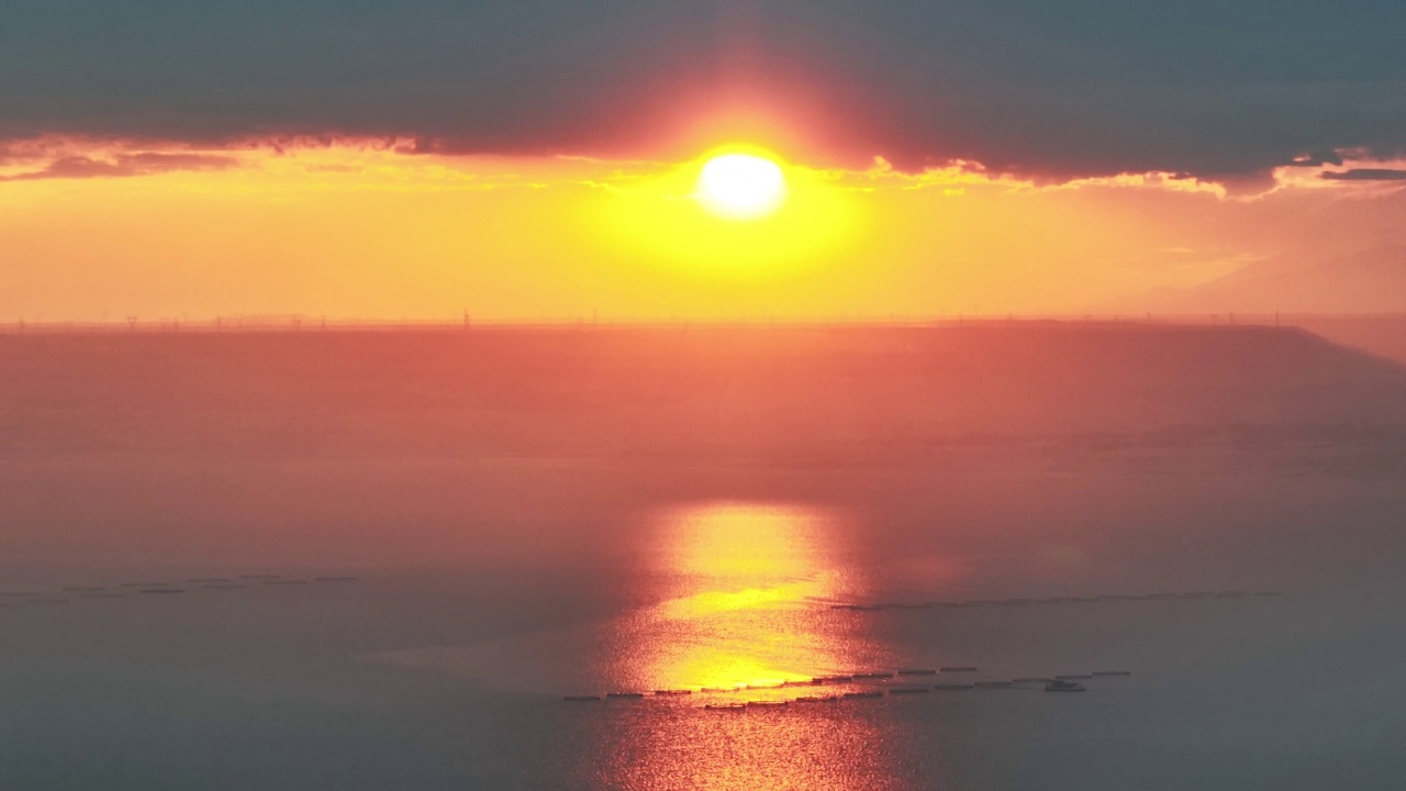 高地湖和峡谷日落视频素材