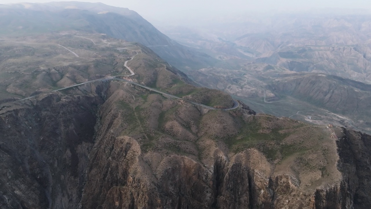 高原峡谷鸟瞰图视频素材